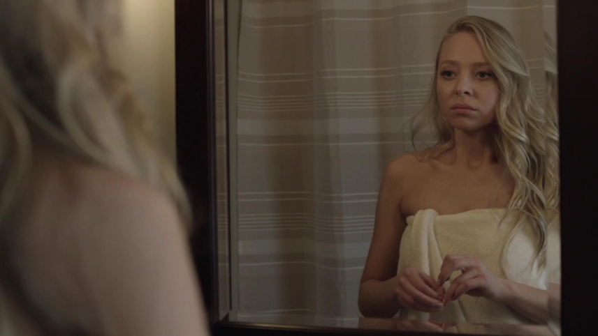 Portia Doubleday in Unterwäsche 34