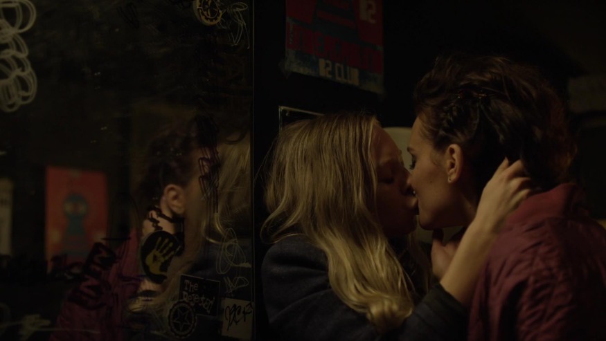 Portia Doubleday in Unterwäsche