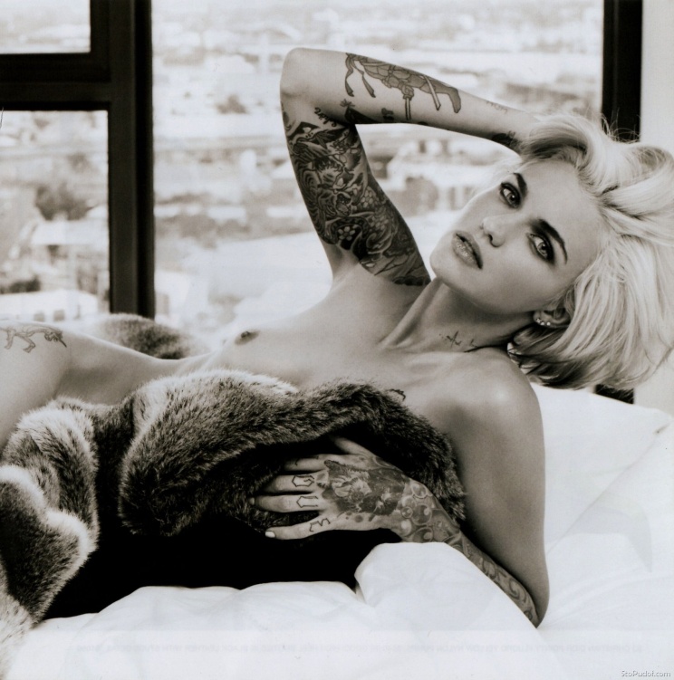 Ruby Rose Beine