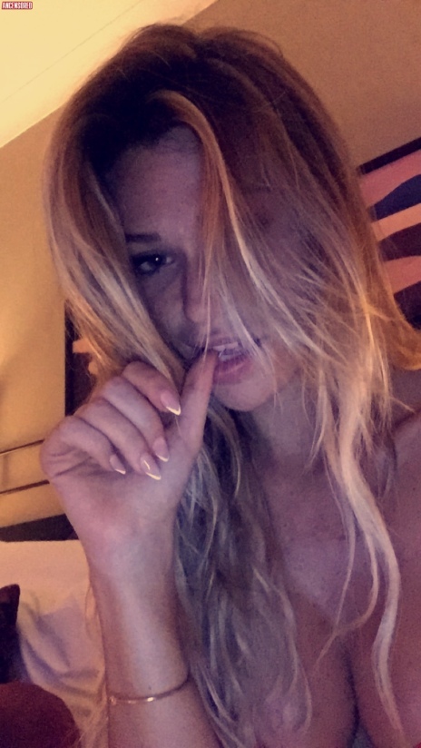 Samantha Hoopes Brüste sind sichtbar