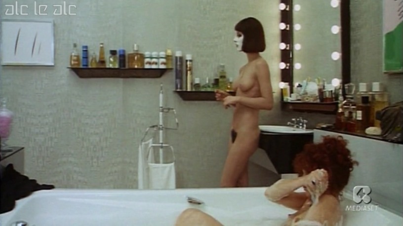 Sara Sperati Fotoblitze zwischen den Beinen 25
