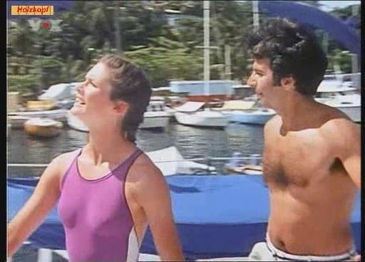 Stephanie Zimbalist in einem kurzen Rock