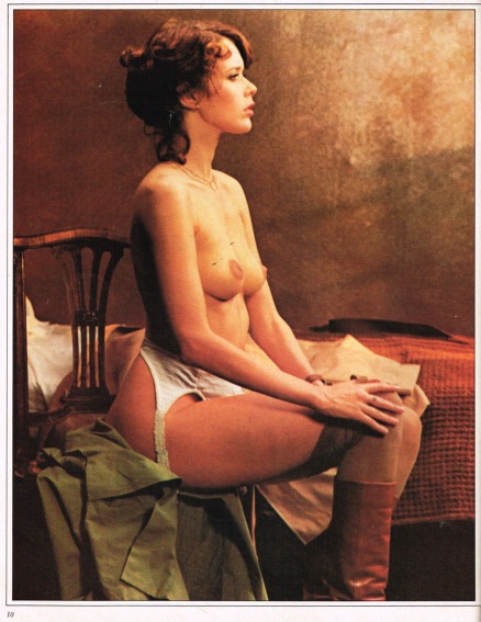 Sylvia Kristel in einem kurzen Rock