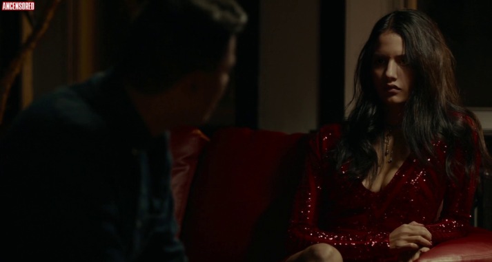 Tanaya Beatty in einem kurzen Rock 38