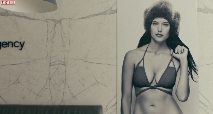Tanaya Beatty in einem kurzen Rock