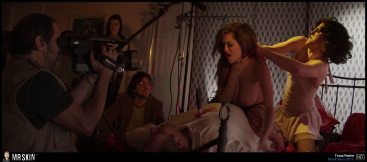 Tessa Fowler Fotoblitze zwischen den Beinen