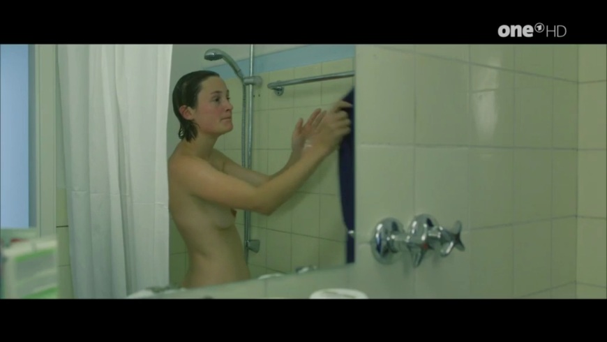 Vicky Krieps Gesäß sind sichtbar