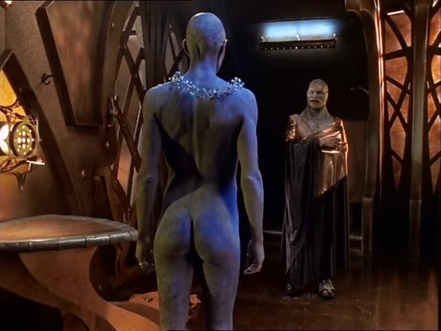 Virginia Hey in einem kurzen Rock